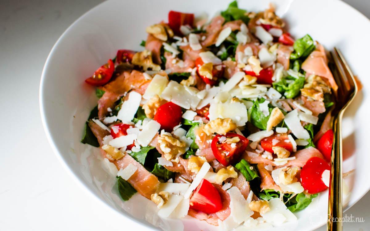 Bild på Sallad med rökt lax